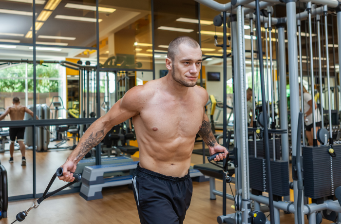 大胸筋上部に効かせるローケーブルクロスオーバーのやり方｜コツや重量