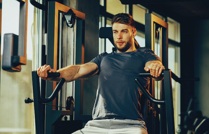 チェストプレスの正しいやり方！胸に効かない人が効かせるコツや重量