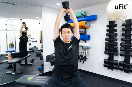 上腕三頭筋を鍛えて二の腕を引き締めるダンベルフレンチプレスの正しいやり方！